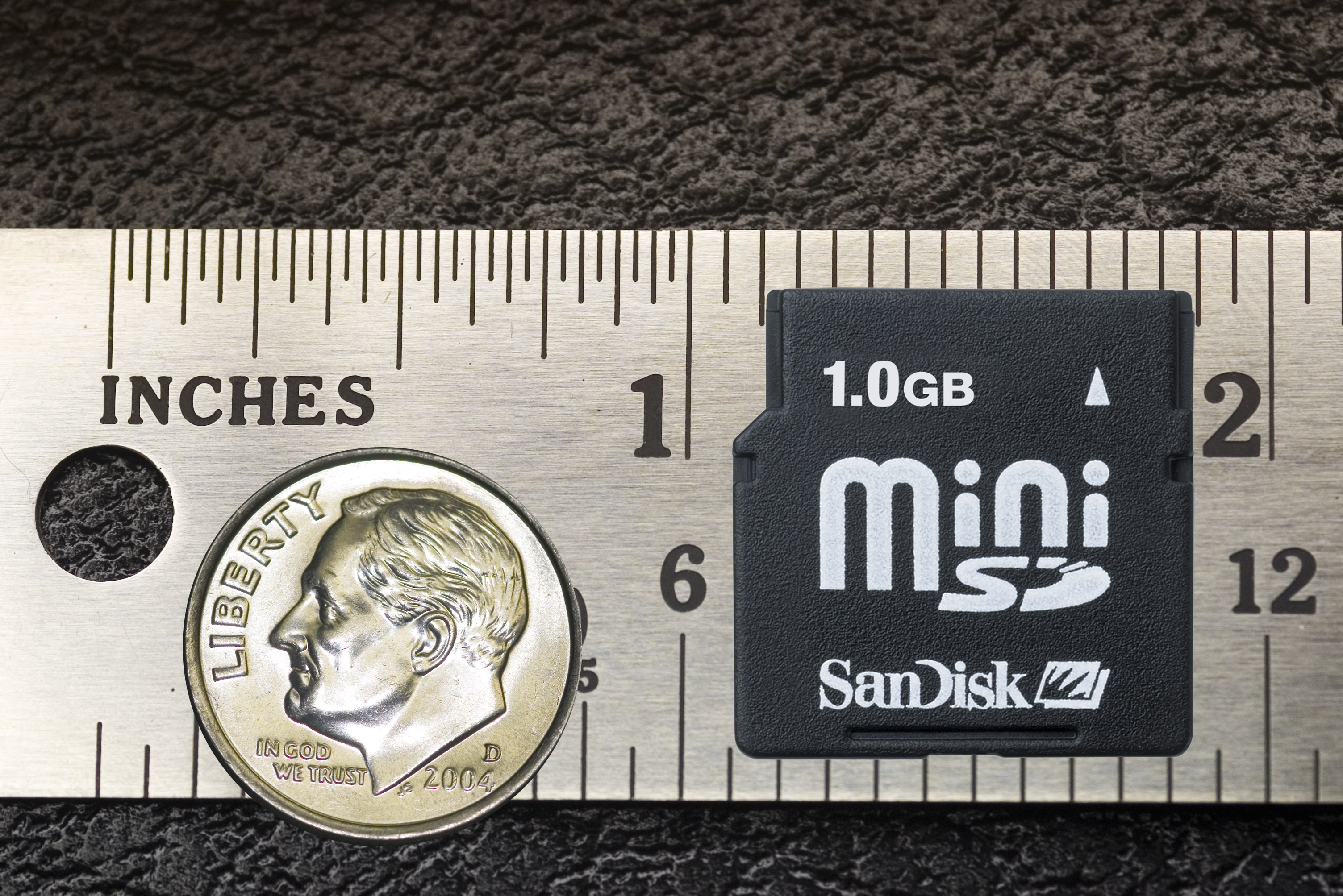 100dpi MiniSD w/dime. Click for GIGANTIC size!